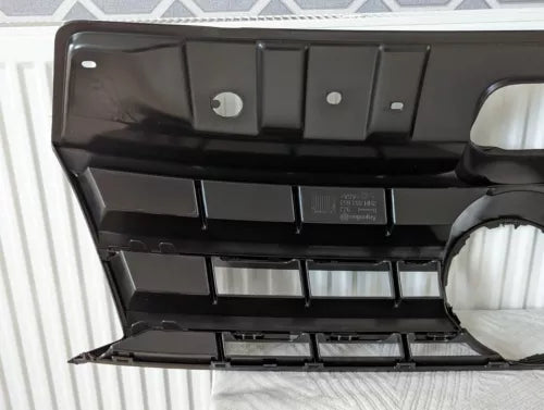 NEW GENUINE 2013-2021 VW VOLKSWAGEN AMAROK - FRONT CENTRE RADIATOR GRILL UNIT 2HH8536539B9